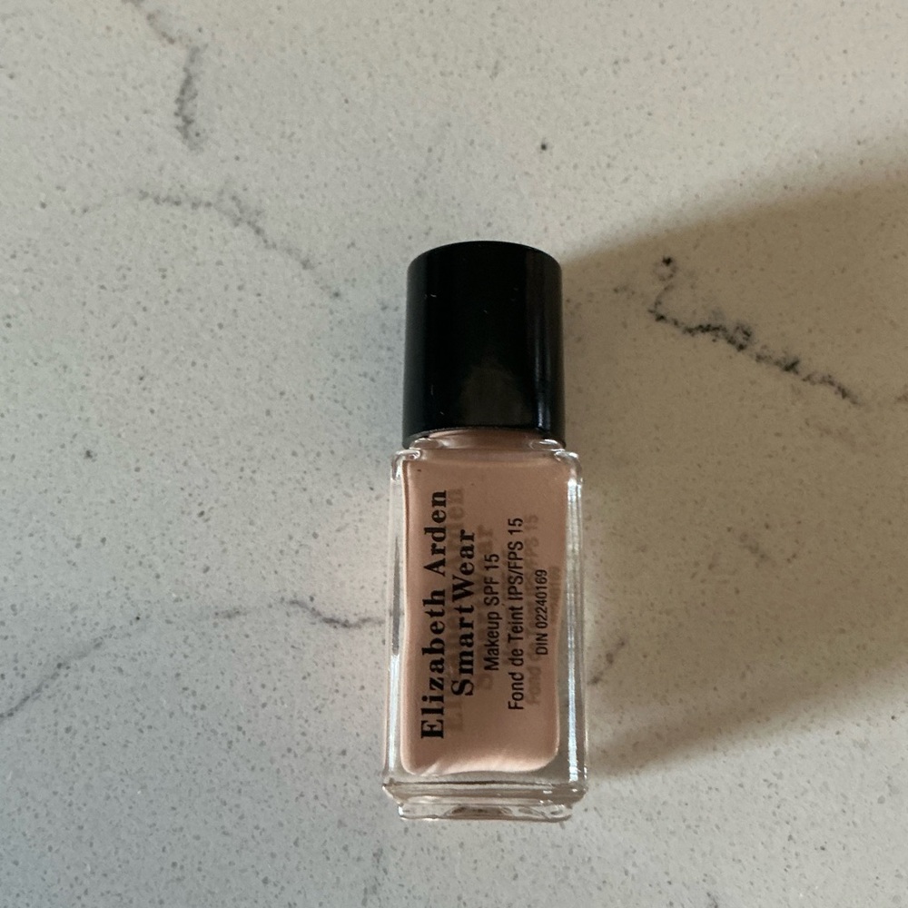 Elizabeth Arden smart wear spf15 makeup #24 Cameo